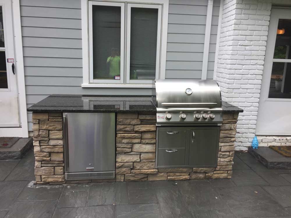outdoor grill for an outdoor kitchen